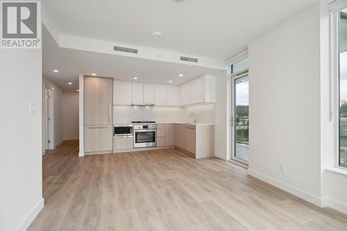 1604 318 Alderson Avenue, Coquitlam, BC - Indoor Photo Showing Kitchen With Upgraded Kitchen