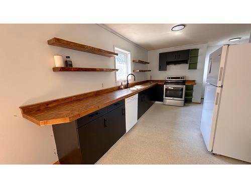 225 Dalgren Street, Kimberley, BC - Indoor Photo Showing Kitchen With Double Sink