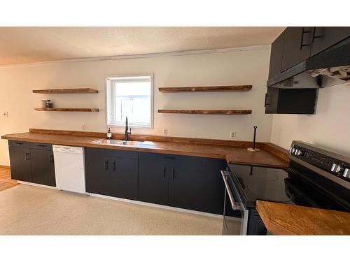 225 Dalgren Street, Kimberley, BC - Indoor Photo Showing Kitchen