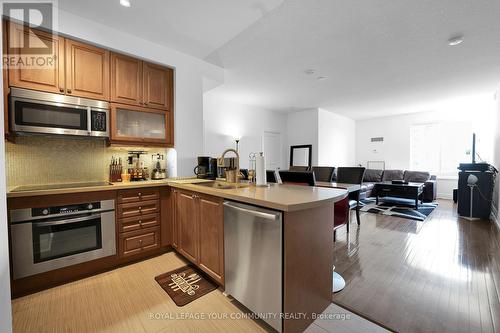 3003 - 35 Balmuto Street, Toronto, ON - Indoor Photo Showing Kitchen