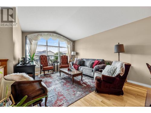 1129 Crestline Street, Kamloops, BC - Indoor Photo Showing Living Room