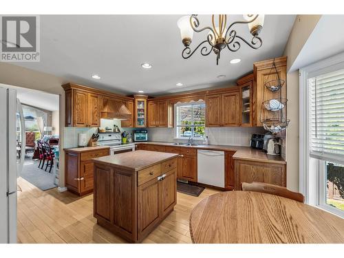 1129 Crestline Street, Kamloops, BC - Indoor Photo Showing Kitchen With Double Sink