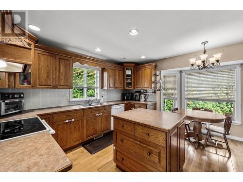 1129 Crestline Street, Kamloops, BC - Indoor Photo Showing Kitchen With Double Sink