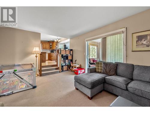 1129 Crestline Street, Kamloops, BC - Indoor Photo Showing Living Room