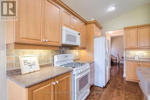 19 Boros Link, Whitchurch-Stouffville, ON - Indoor Photo Showing Kitchen