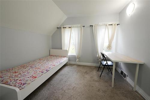 736 Valour Road, Winnipeg, MB - Indoor Photo Showing Bedroom