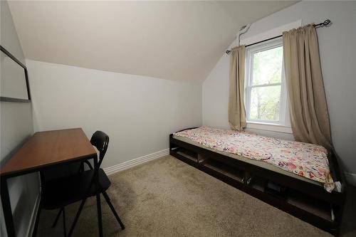 736 Valour Road, Winnipeg, MB - Indoor Photo Showing Bedroom