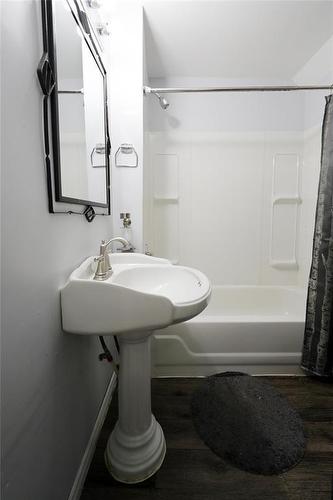 736 Valour Road, Winnipeg, MB - Indoor Photo Showing Bathroom