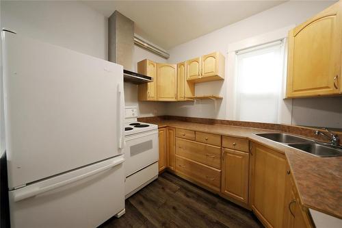 736 Valour Road, Winnipeg, MB - Indoor Photo Showing Kitchen With Double Sink