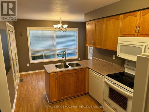 35 Draper Crescent, Barrie (Painswick North), ON - Indoor Photo Showing Kitchen With Double Sink