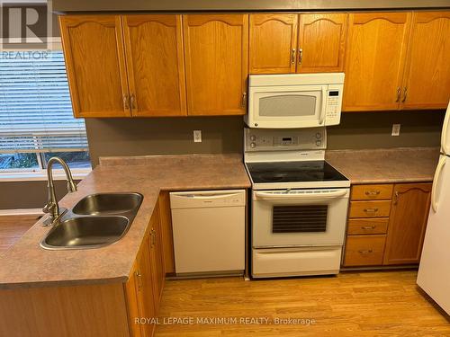 35 Draper Crescent, Barrie (Painswick North), ON - Indoor Photo Showing Kitchen With Double Sink