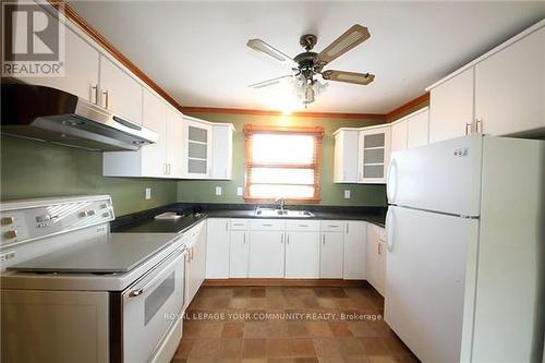 21 George Street, Richmond Hill, ON - Indoor Photo Showing Kitchen With Double Sink