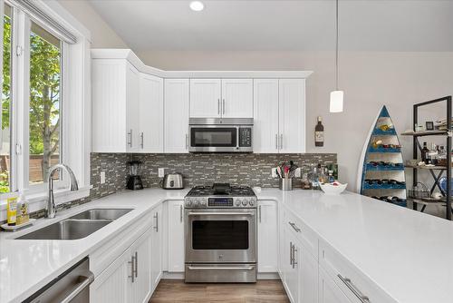 5-3750 West Bay Road, West Kelowna, BC - Indoor Photo Showing Kitchen With Double Sink With Upgraded Kitchen