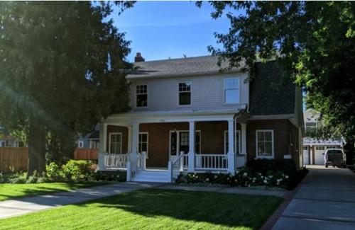 1001 Lawrence Avenue, Kelowna, BC - Outdoor With Deck Patio Veranda With Facade