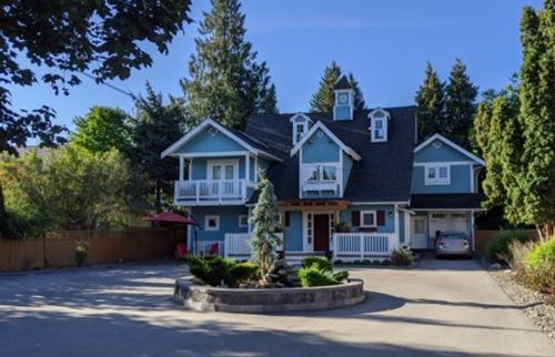 1009 Lawrence Avenue, Kelowna, BC - Outdoor With Facade