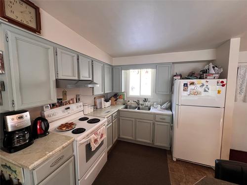 487 Corina Avenue, Princeton, BC - Indoor Photo Showing Kitchen With Double Sink