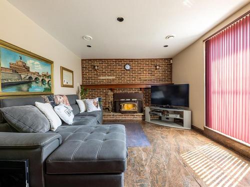 Salle familiale - 1520 Av. De La Mauricie, Laval (Duvernay), QC - Indoor Photo Showing Living Room With Fireplace