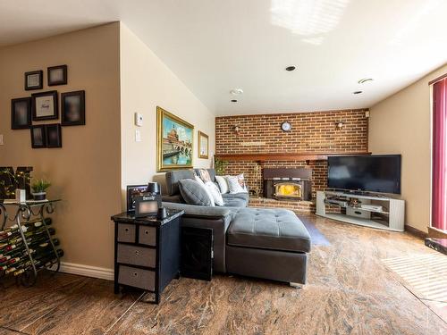 Salle familiale - 1520 Av. De La Mauricie, Laval (Duvernay), QC - Indoor Photo Showing Living Room With Fireplace