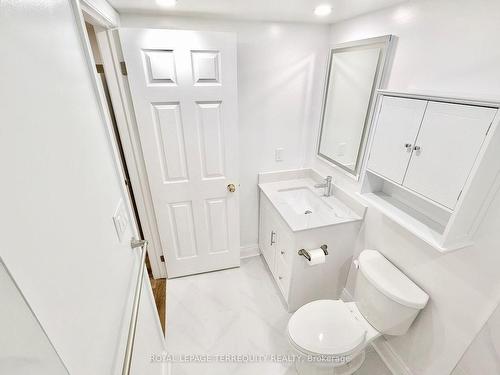 Lower-133 Blake Ave, Toronto, ON - Indoor Photo Showing Bathroom