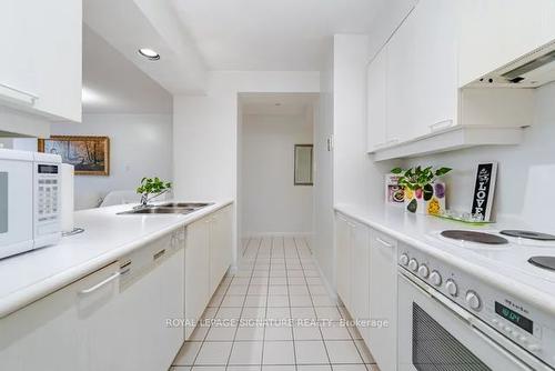 904-50 Eglinton Ave, Mississauga, ON - Indoor Photo Showing Kitchen With Double Sink