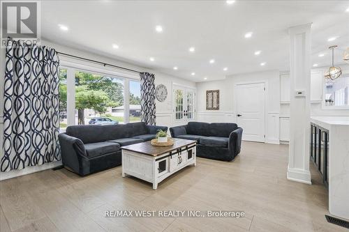 2199 Richard Street, Innisfil (Alcona), ON - Indoor Photo Showing Living Room