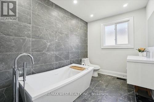 2199 Richard Street, Innisfil (Alcona), ON - Indoor Photo Showing Bathroom