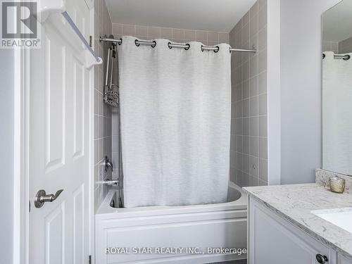 24 Bonnieglen Farm Boulevard, Caledon, ON - Indoor Photo Showing Bathroom