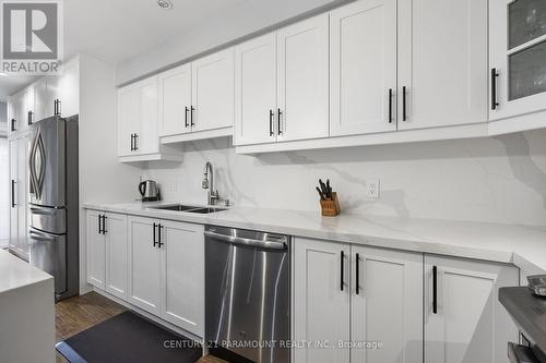 7268 Frontier Ridge, Mississauga (Meadowvale Village), ON - Indoor Photo Showing Kitchen With Double Sink