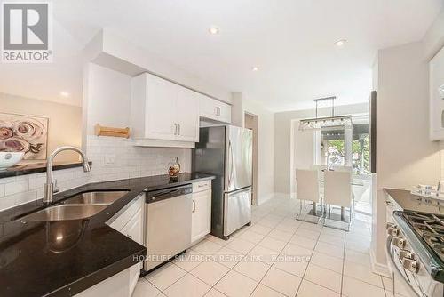 5522 Holbrook Road, Mississauga (Central Erin Mills), ON - Indoor Photo Showing Kitchen With Double Sink With Upgraded Kitchen