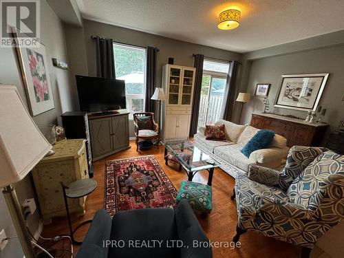 2077 Barnboard Hollow, Oakville (West Oak Trails), ON - Indoor Photo Showing Living Room