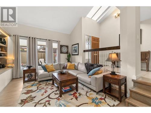 420 West Avenue, Kelowna, BC - Indoor Photo Showing Living Room