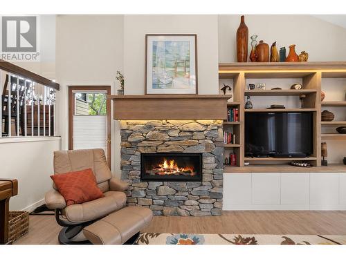 420 West Avenue, Kelowna, BC - Indoor Photo Showing Living Room With Fireplace