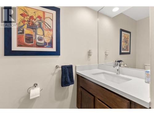 420 West Avenue, Kelowna, BC - Indoor Photo Showing Bathroom