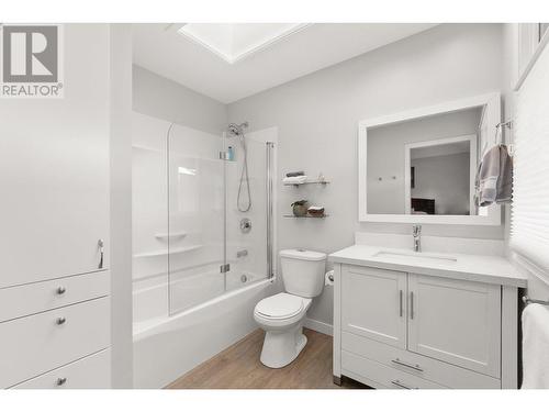 420 West Avenue, Kelowna, BC - Indoor Photo Showing Bathroom