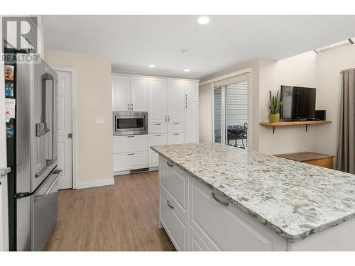 420 West Avenue, Kelowna, BC - Indoor Photo Showing Kitchen With Upgraded Kitchen