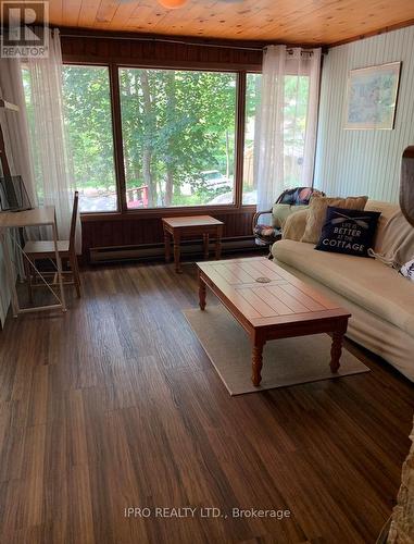 27 Balmoral Avenue, Tiny, ON - Indoor Photo Showing Living Room