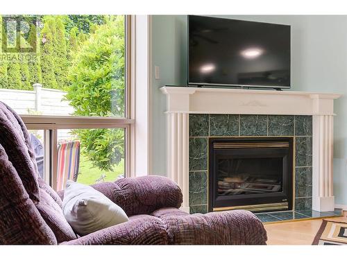 2330 Butt Road Unit# 18, West Kelowna, BC - Indoor Photo Showing Living Room With Fireplace