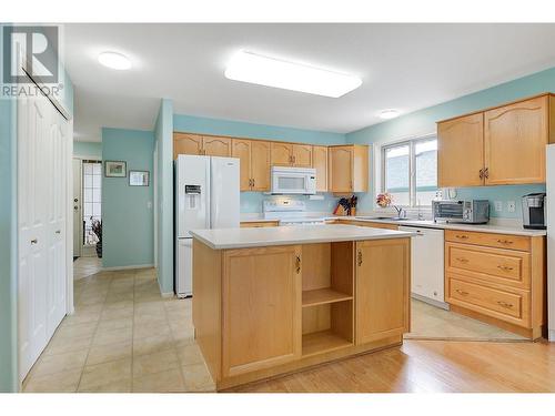 2330 Butt Road Unit# 18, West Kelowna, BC - Indoor Photo Showing Kitchen