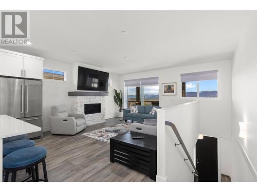 1575 Summer Crescent, Kelowna, BC - Indoor Photo Showing Living Room With Fireplace