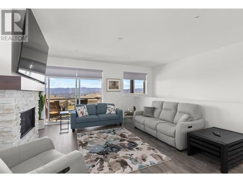 1575 Summer Crescent, Kelowna, BC - Indoor Photo Showing Living Room With Fireplace