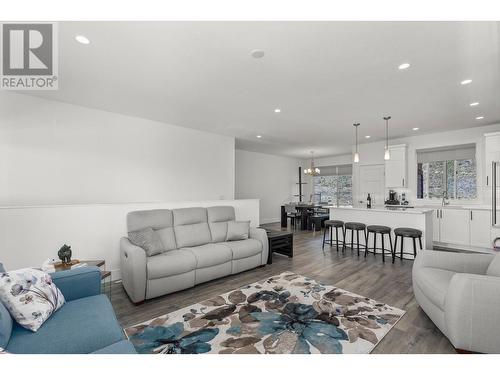 1575 Summer Crescent, Kelowna, BC - Indoor Photo Showing Living Room