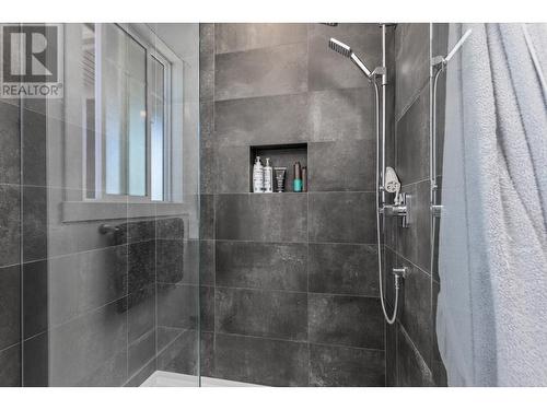 1575 Summer Crescent, Kelowna, BC - Indoor Photo Showing Bathroom