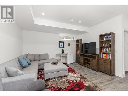 1575 Summer Crescent, Kelowna, BC - Indoor Photo Showing Living Room