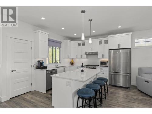 1575 Summer Crescent, Kelowna, BC - Indoor Photo Showing Kitchen With Upgraded Kitchen