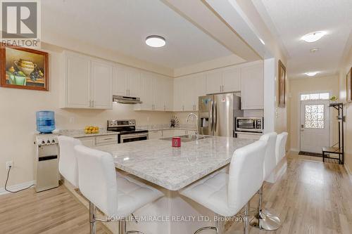 124 Casserley Crescent, New Tecumseth, ON - Indoor Photo Showing Kitchen With Upgraded Kitchen