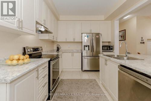 124 Casserley Crescent, New Tecumseth, ON - Indoor Photo Showing Kitchen With Double Sink