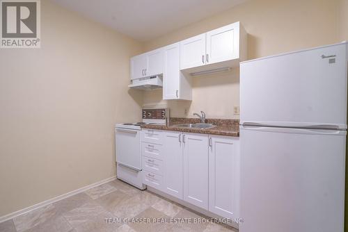 104 - 52 Hiawatha Street, St. Thomas, ON - Indoor Photo Showing Kitchen