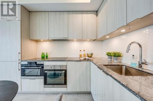 816 - 15 Queens Quay E, Toronto (Waterfront Communities), ON - Indoor Photo Showing Kitchen With Upgraded Kitchen