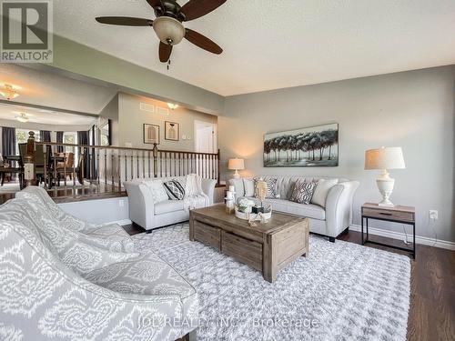 22176 Leslie Street, East Gwillimbury, ON - Indoor Photo Showing Living Room