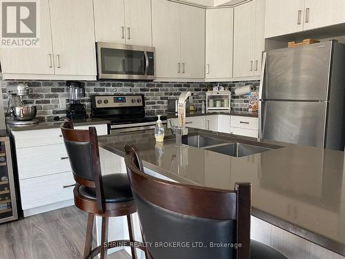 917 Sarnia Road, London, ON - Indoor Photo Showing Kitchen With Double Sink With Upgraded Kitchen